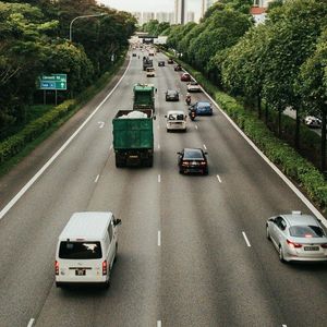 Cars are driving down a highway with a sign that says ' causeway ' on it