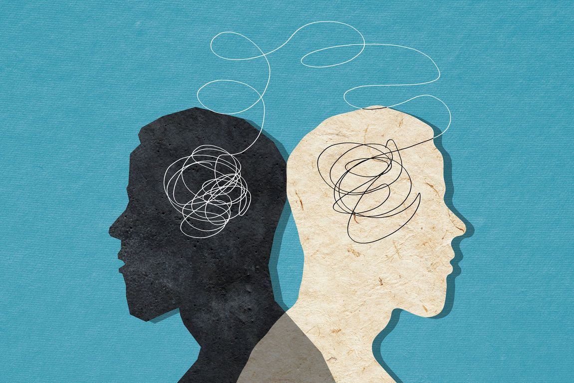 Due sagome schiena contro schiena, una nera e una beige, con linee di pensiero mentali aggrovigliate sopra le loro teste.