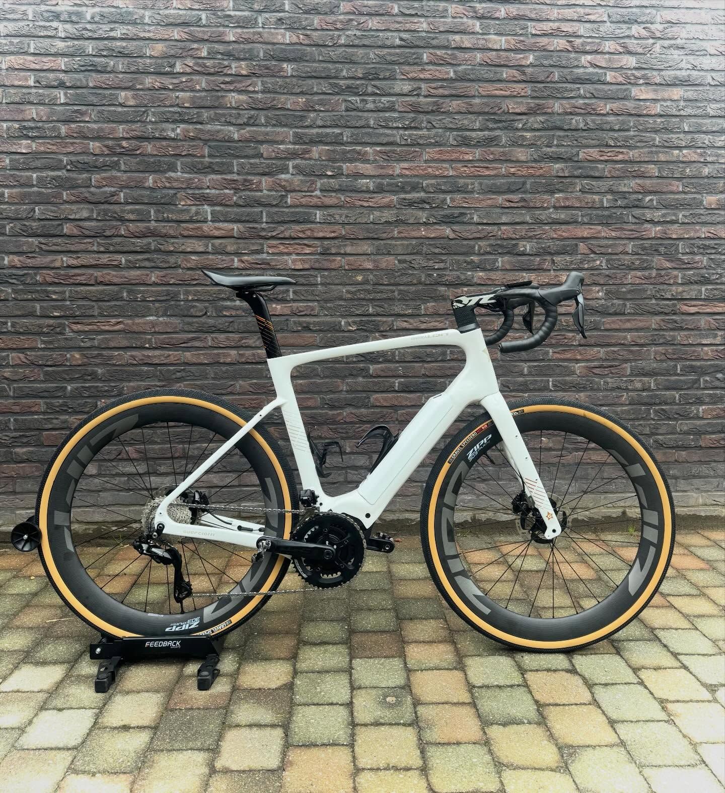 Guerciotti Brera I. On e-gravel ? 
⚙️ Dura ace di2 
 ? Zipp 303 XPLR sw 
?Polini E-P3 motor 
✅ Cu