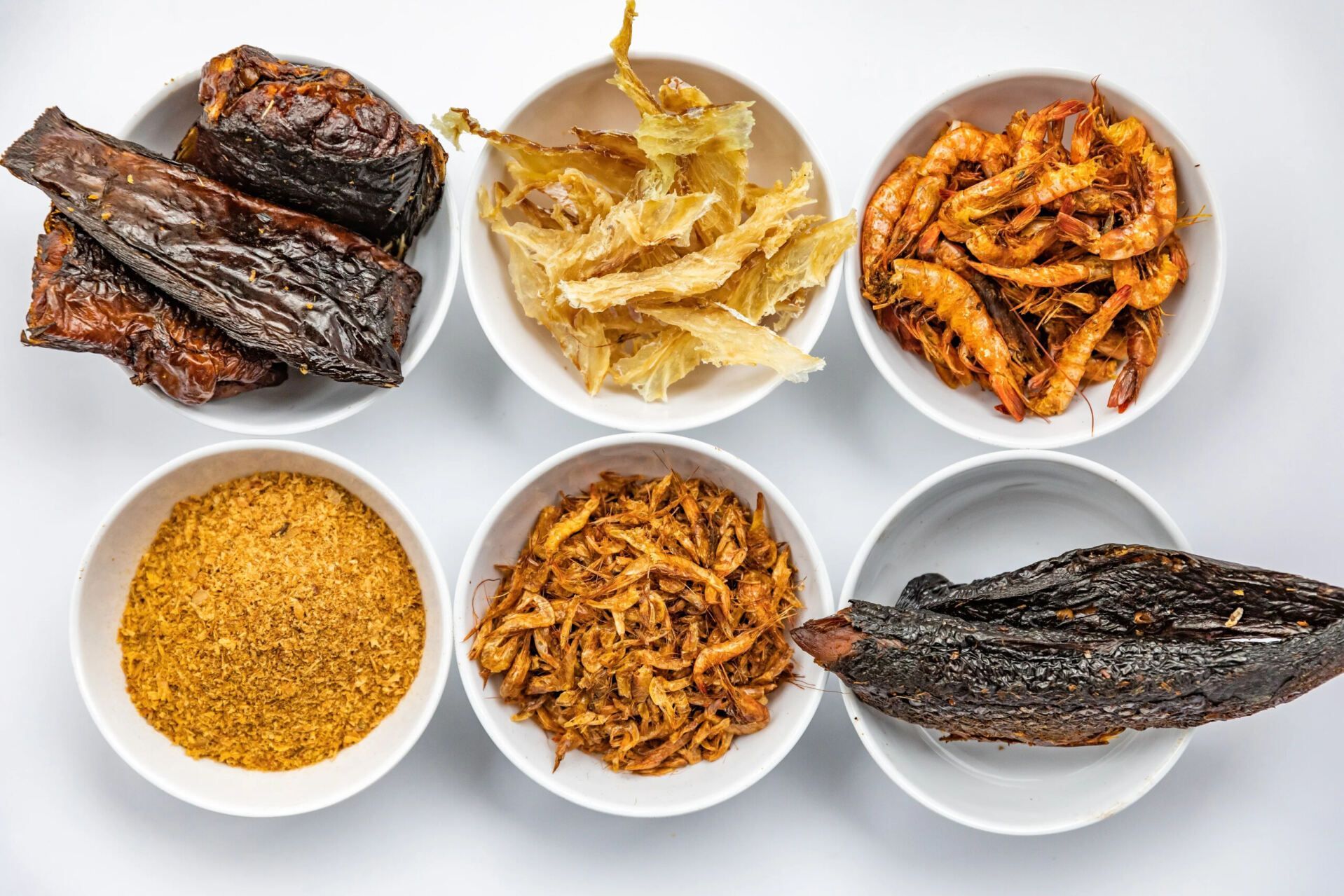 There are many different types of food in the bowls.