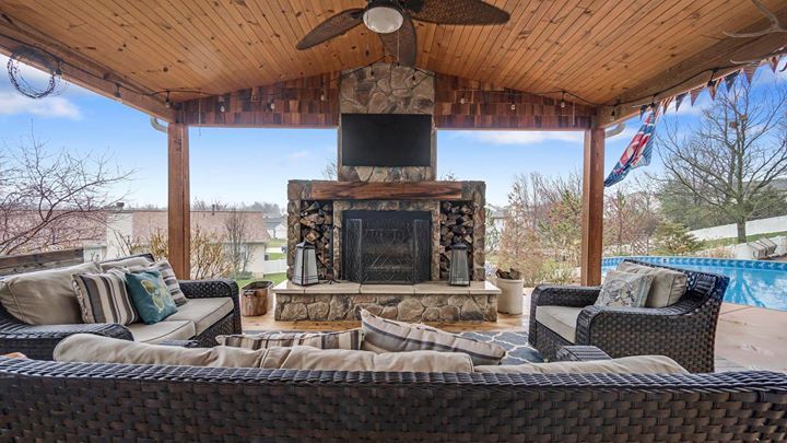Outdoor fireplace