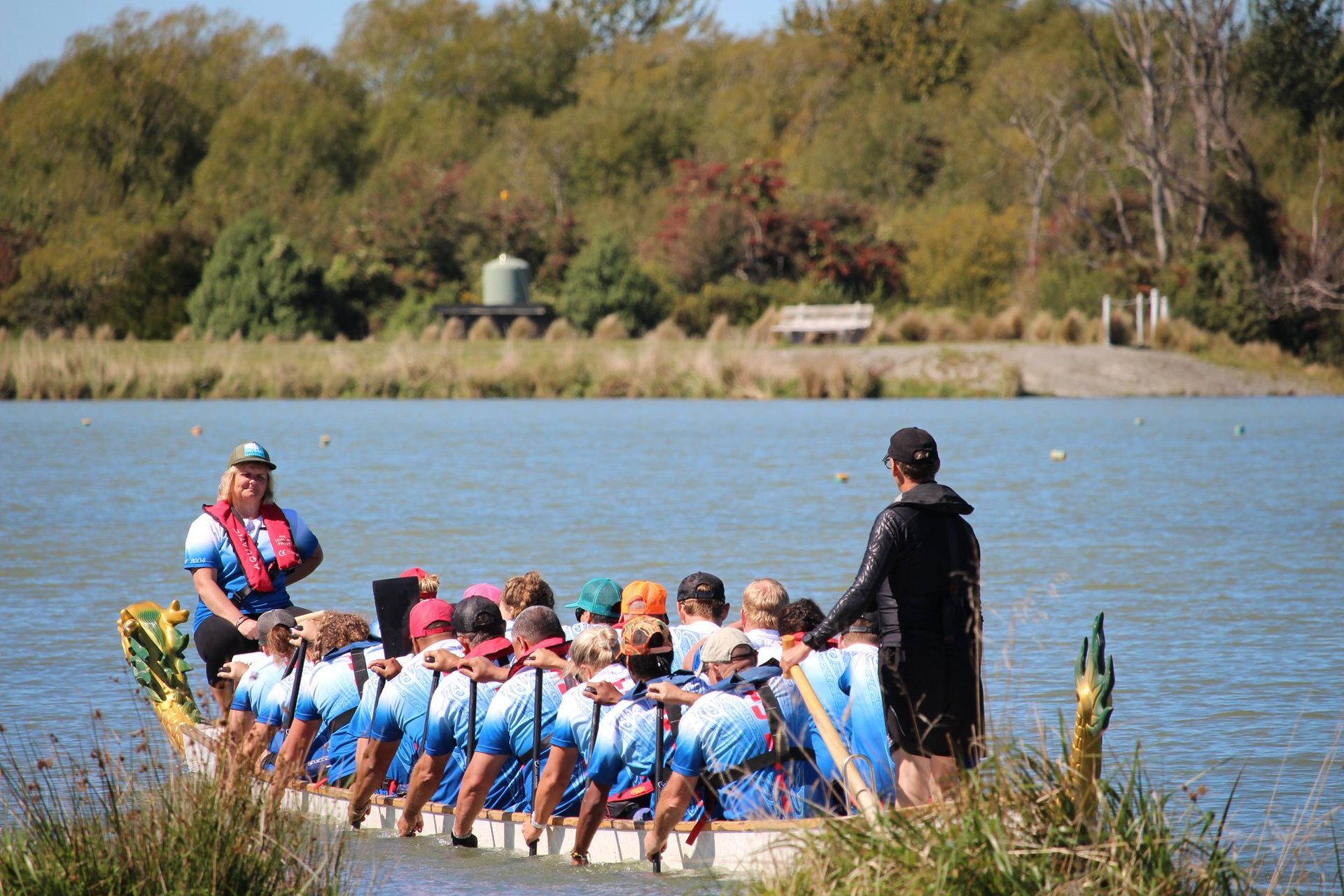 A group of people are in a boat on a lake.