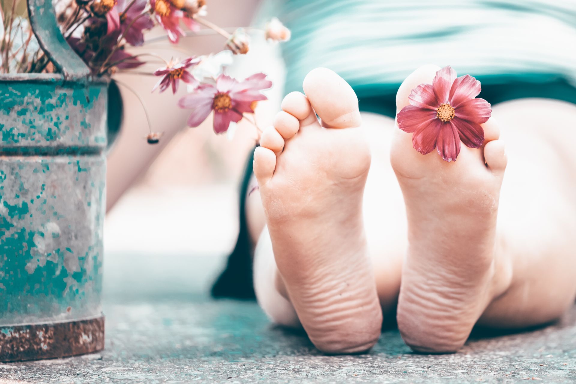 Eine Nahaufnahme der Füße einer Person mit Blumen darauf.