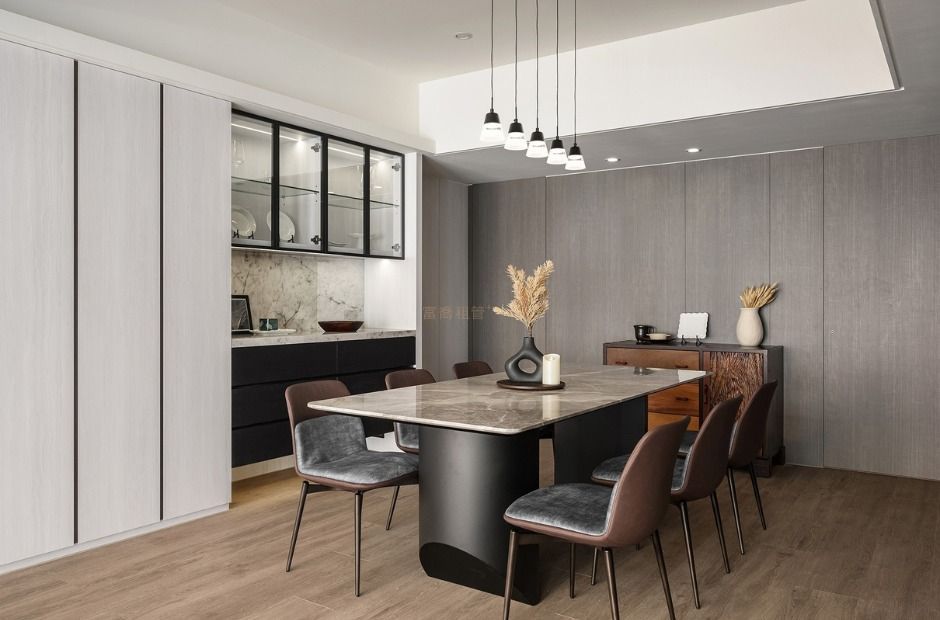 使用大理石桌面，帶來優雅的餐桌品味