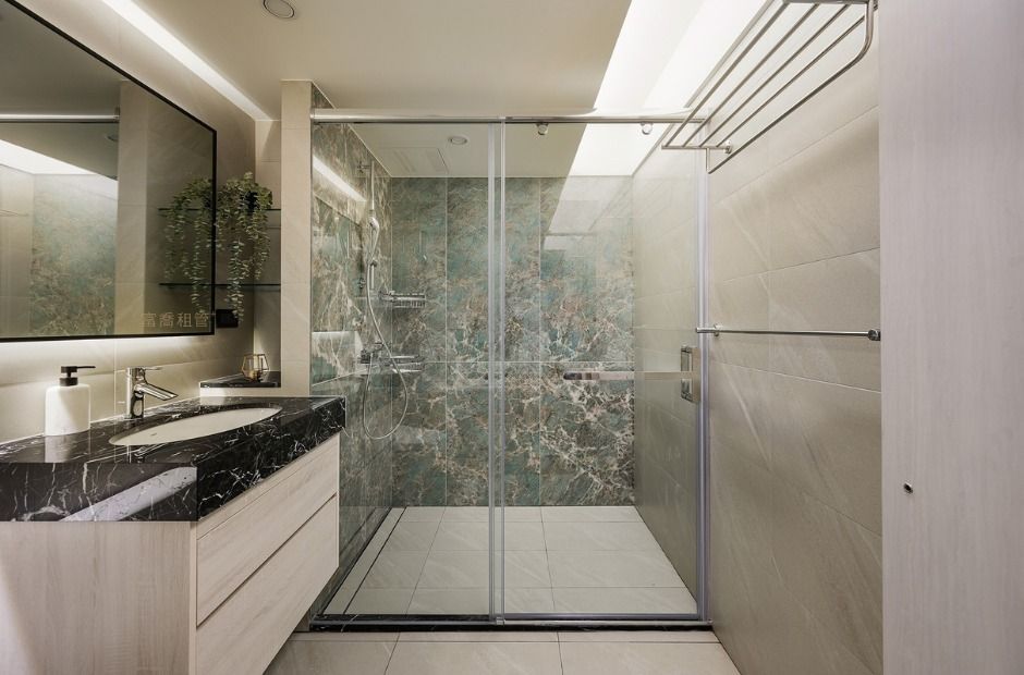 浴室設計以石紋瓷磚與金屬細節打造輕奢風格