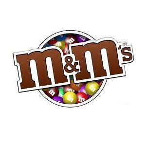 Il logo di m&m's è circondato da caramelle di m&m's.