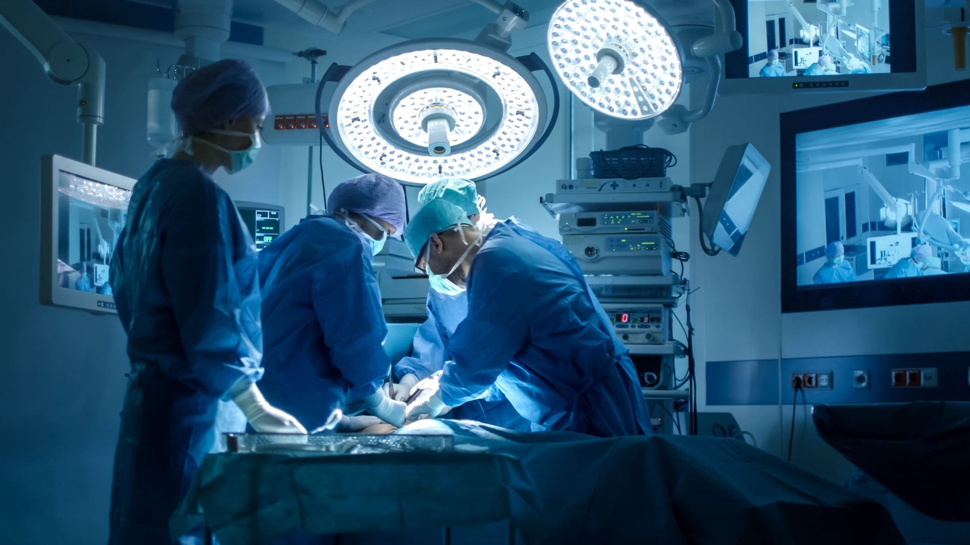Torso anatômico com fígado destacado em vermelho sobre um fundo azul de imagem médica.