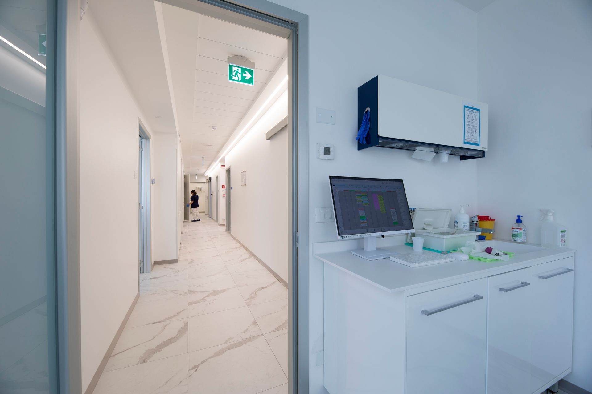 pazienti in una sala d'attesa di un centro odontoiatrico