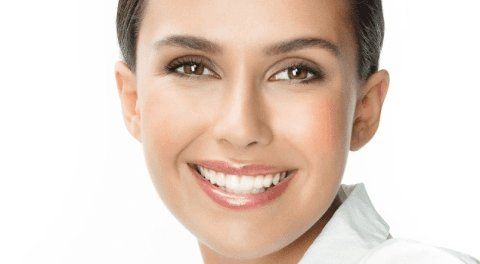 donna che sorride con denti bianchi e sani