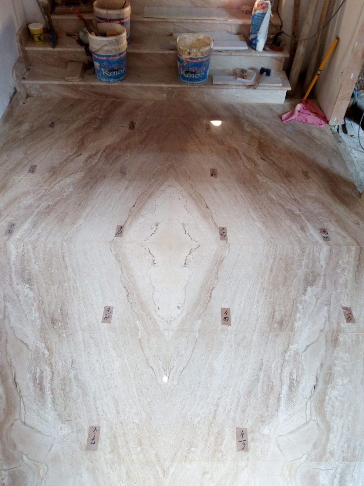 un pavimento di marmo