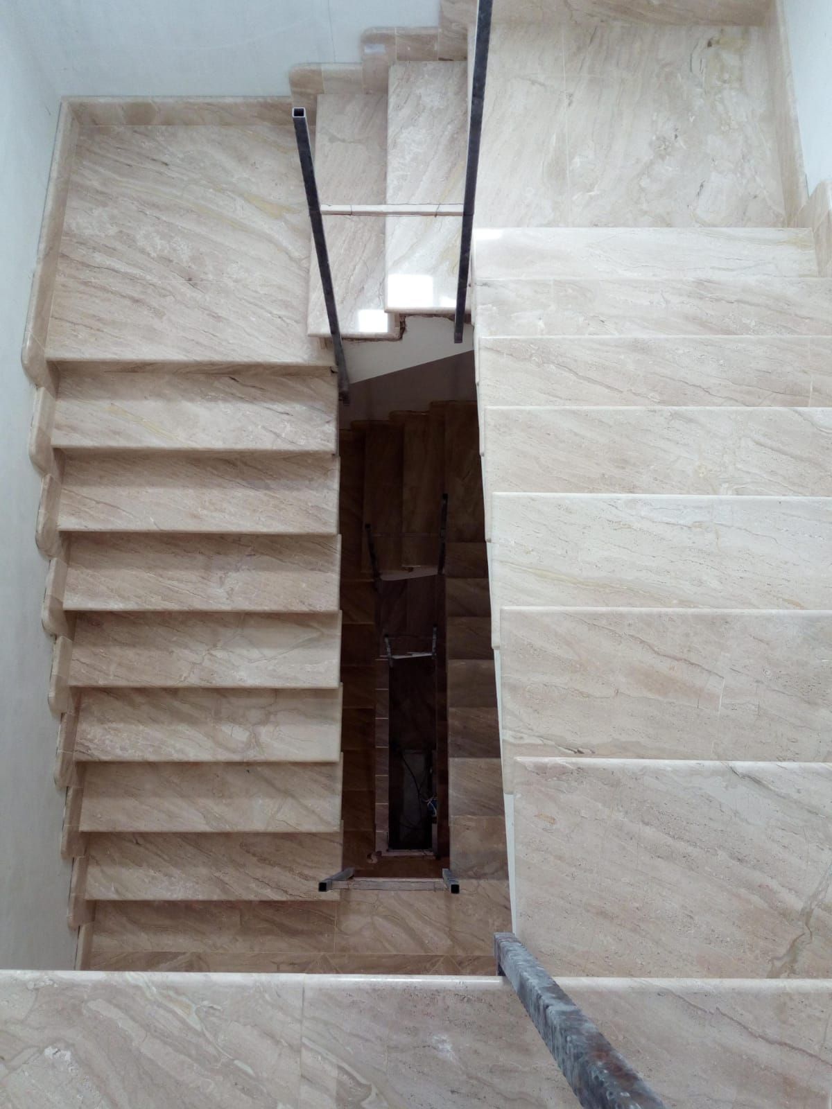 un primo piano di una scala in marmo