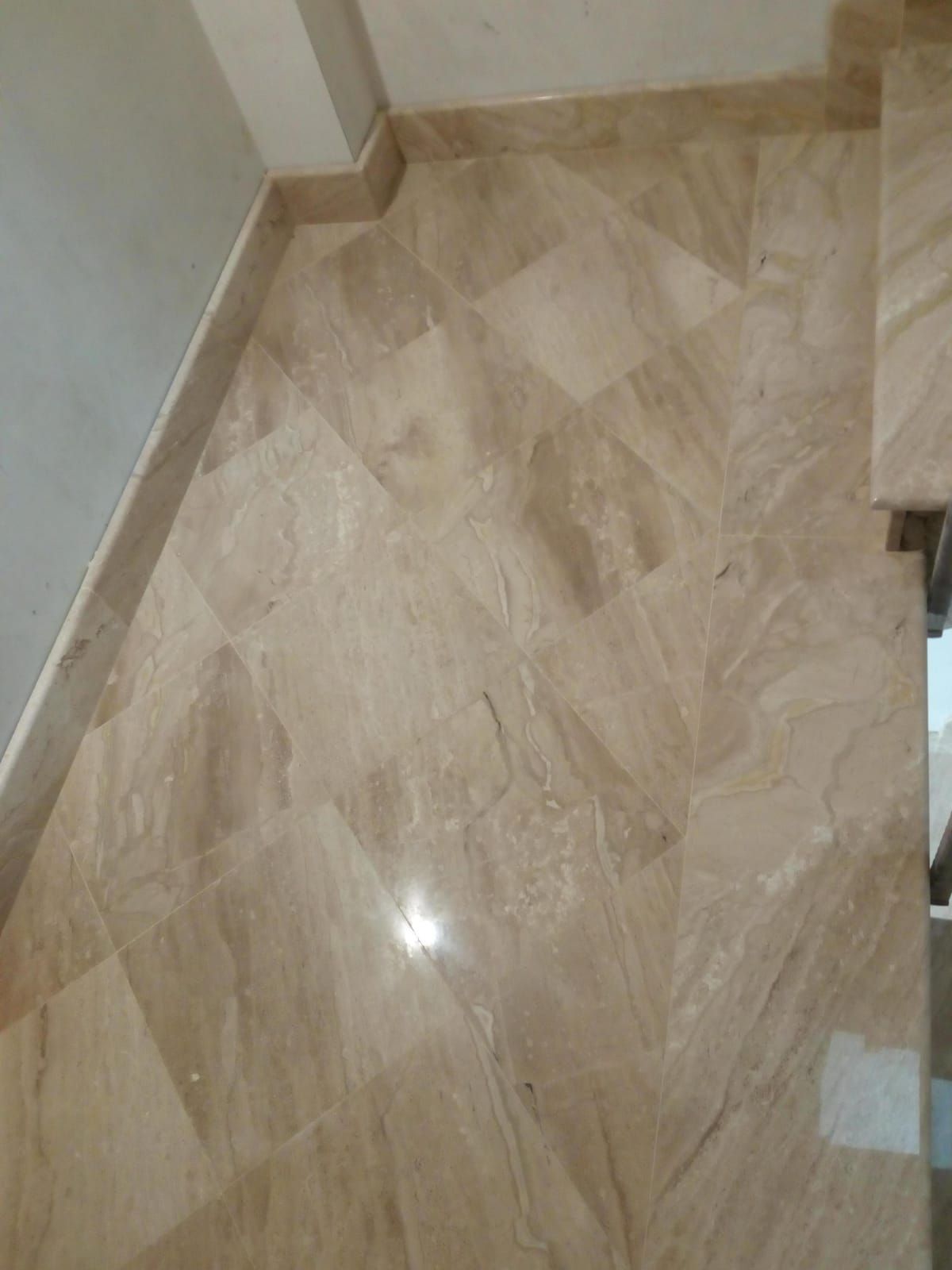 un pavimento di marmo beige con un motivo geometrico