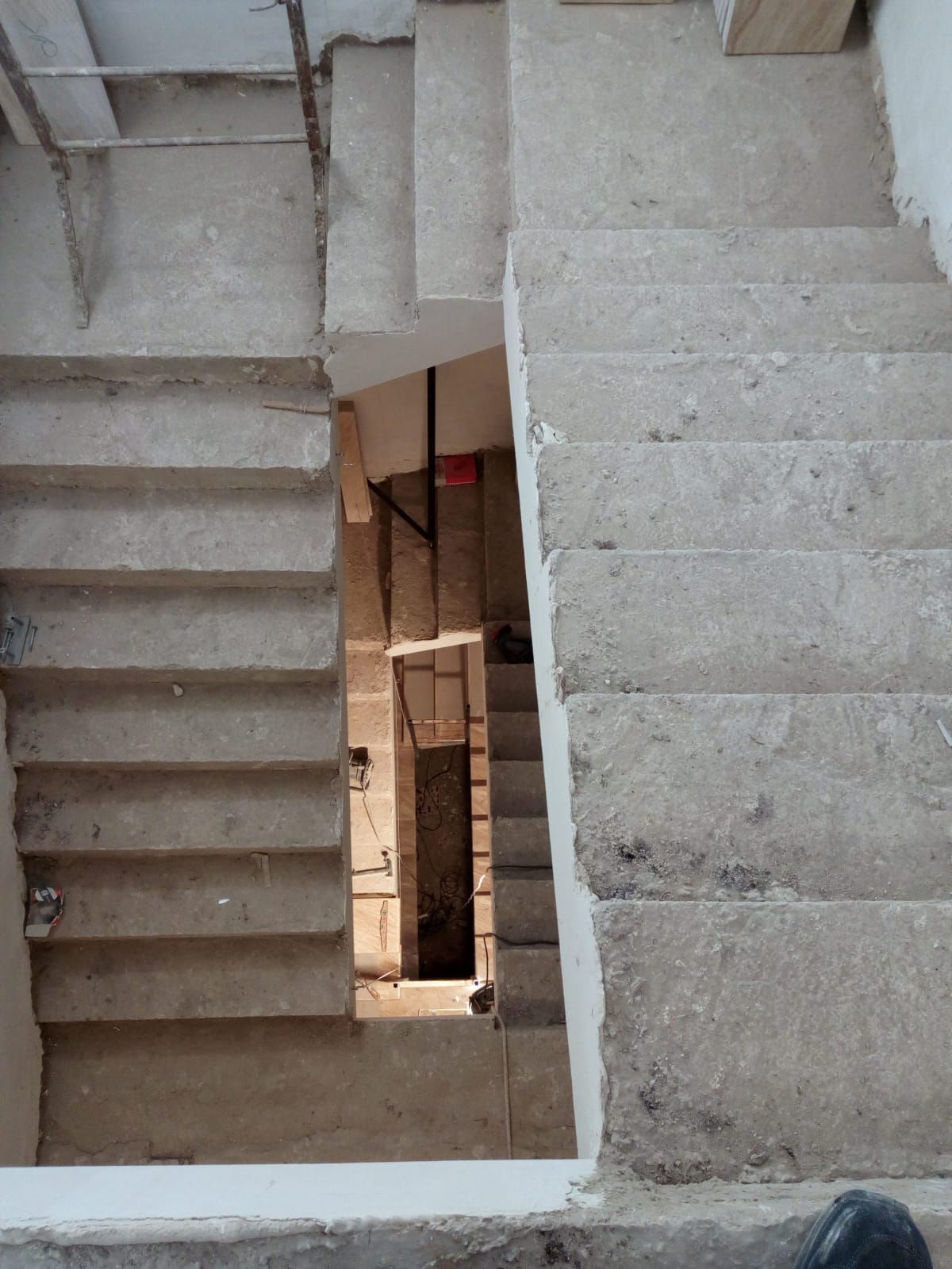 una scala in un edificio in corso di costruzione