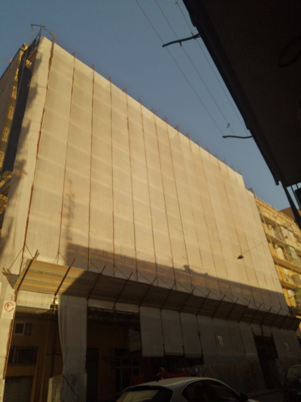 un grande edificio è coperto da un telo bianco