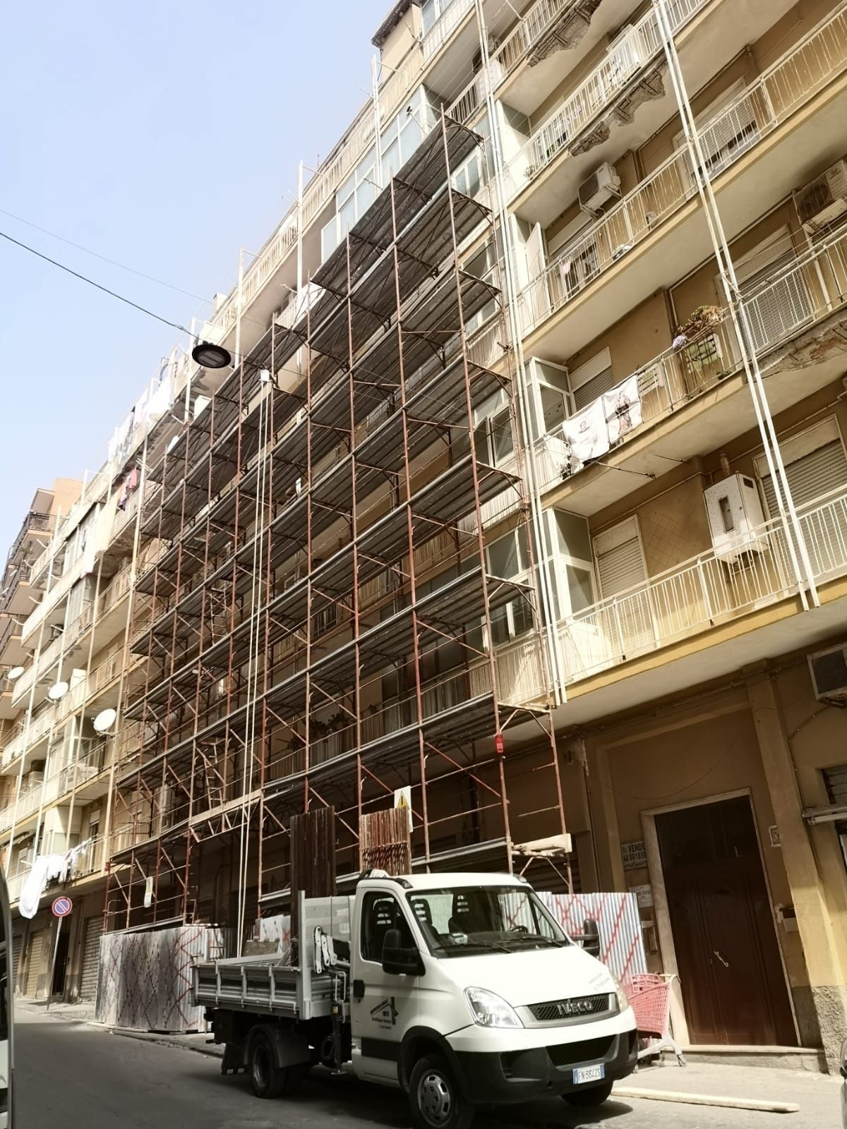 un camion iveco è parcheggiato davanti a un edificio in costruzione