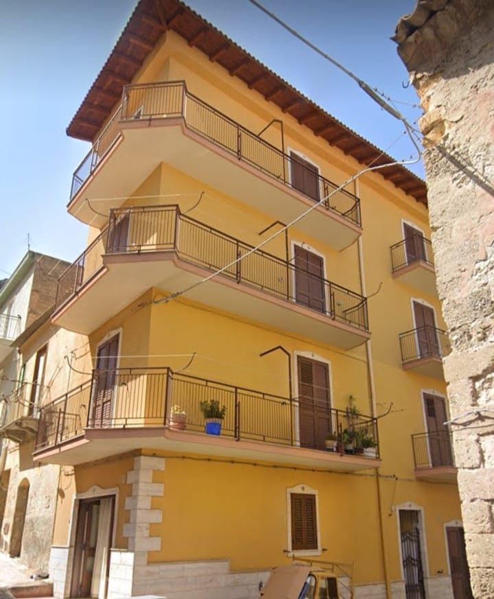 un grande edificio giallo con molti balconi