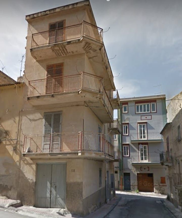 un edificio con balconi e l' indirizzo 58
