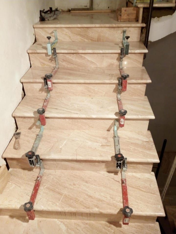 una scala in marmo è in corso di essere realizzata