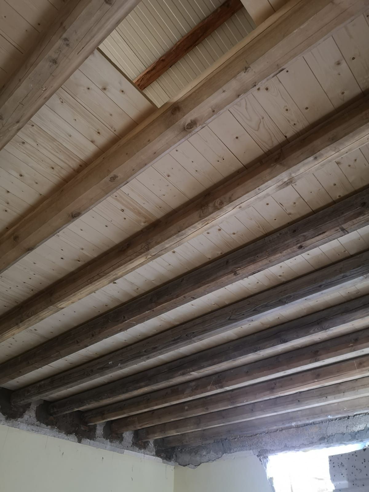 un soffitto di legno con molte travi di legno