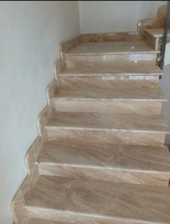 un primo piano di una scala in marmo