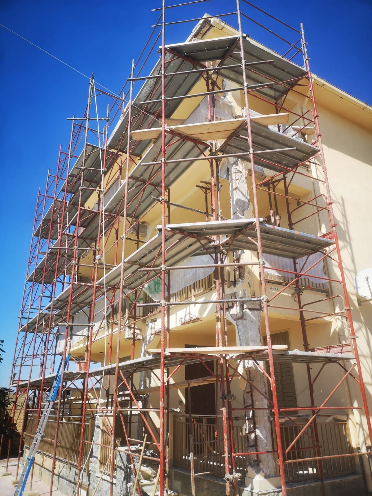 un edificio in costruzione è circondato da impalcature rosse