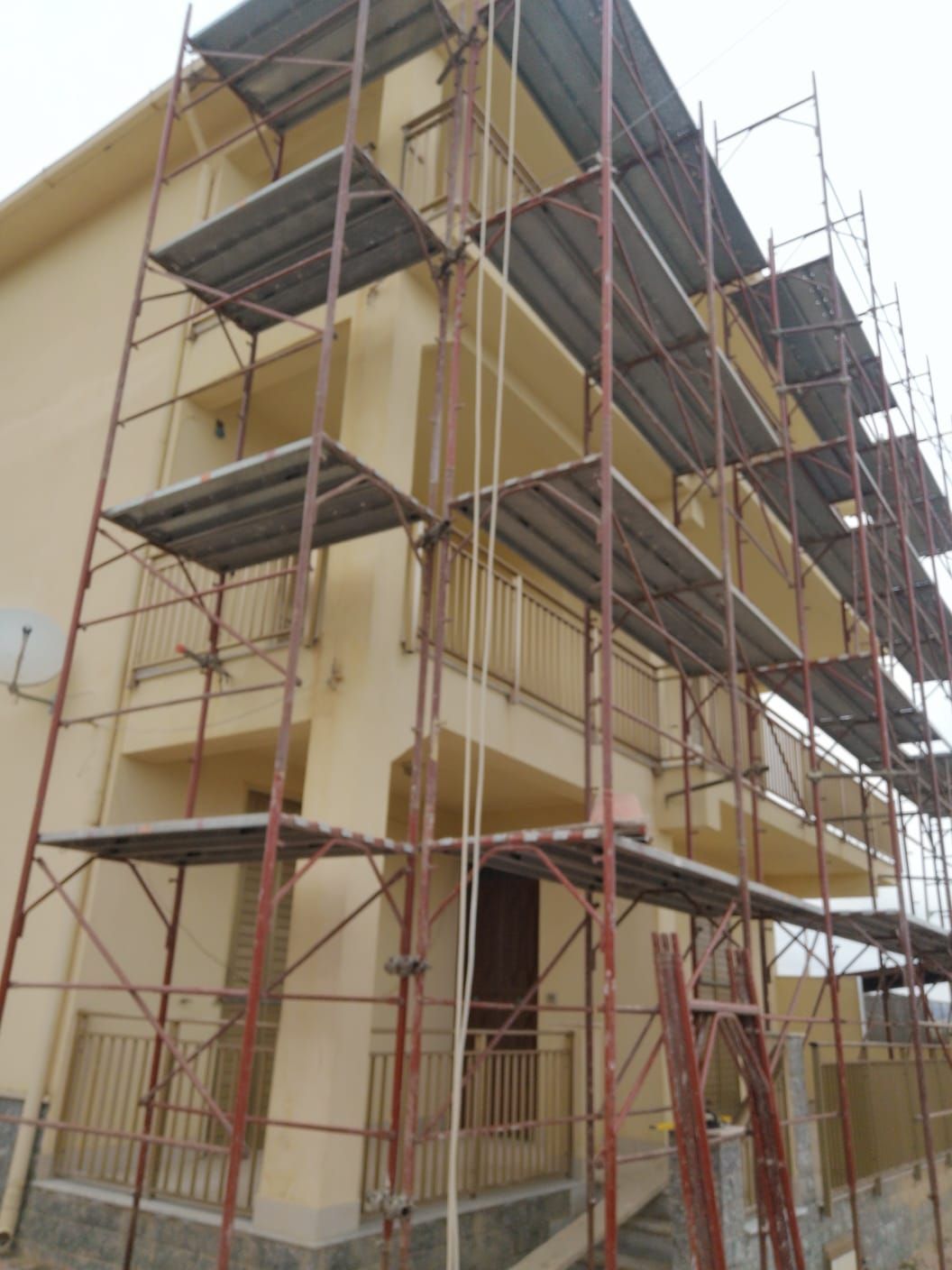 un edificio in costruzione è circondato da impalcature rosse