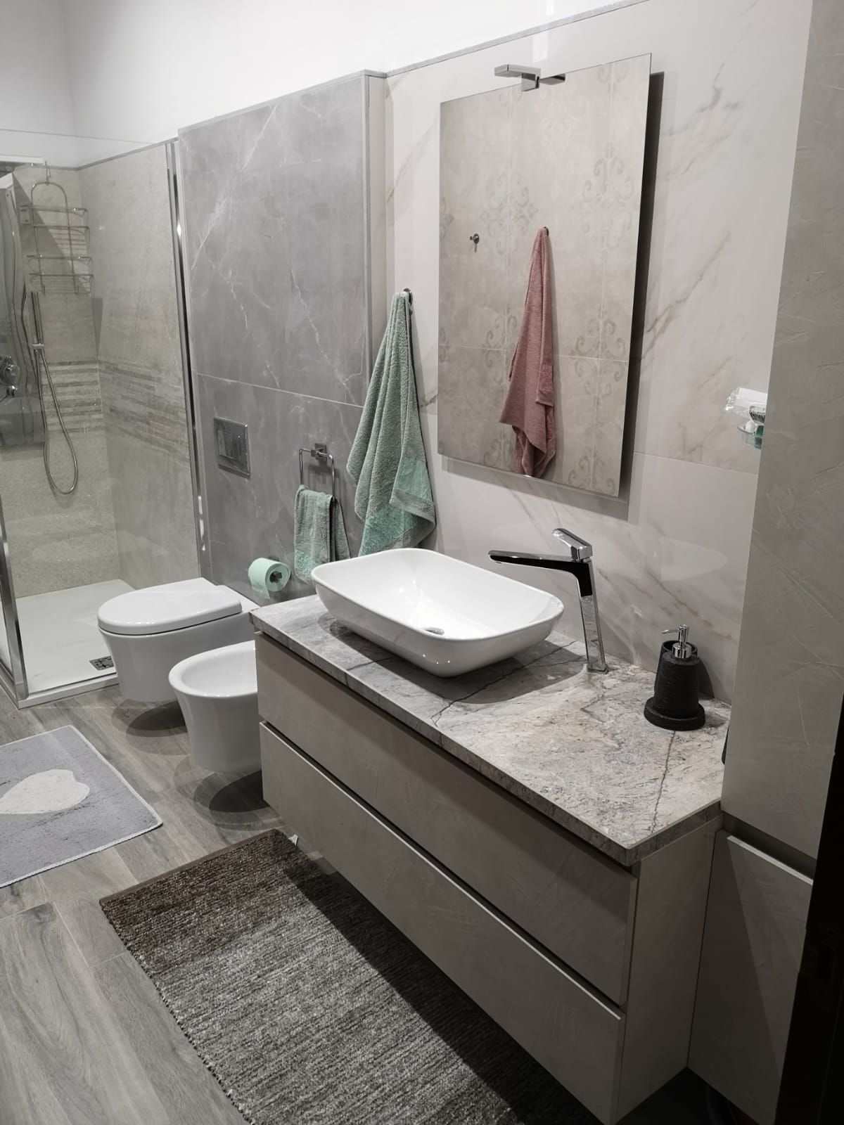 un bagno con lavandino , bidet e doccia