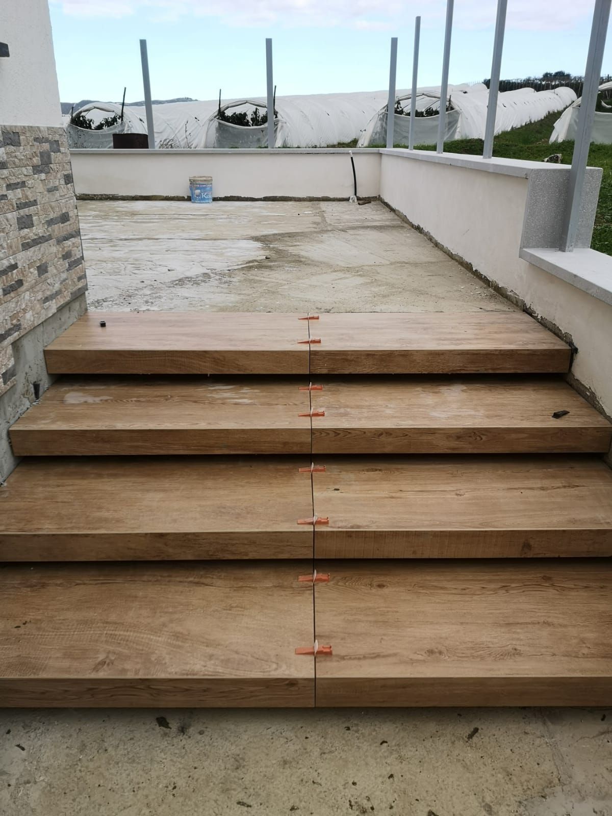 una scala in legno è in corso di costruzione