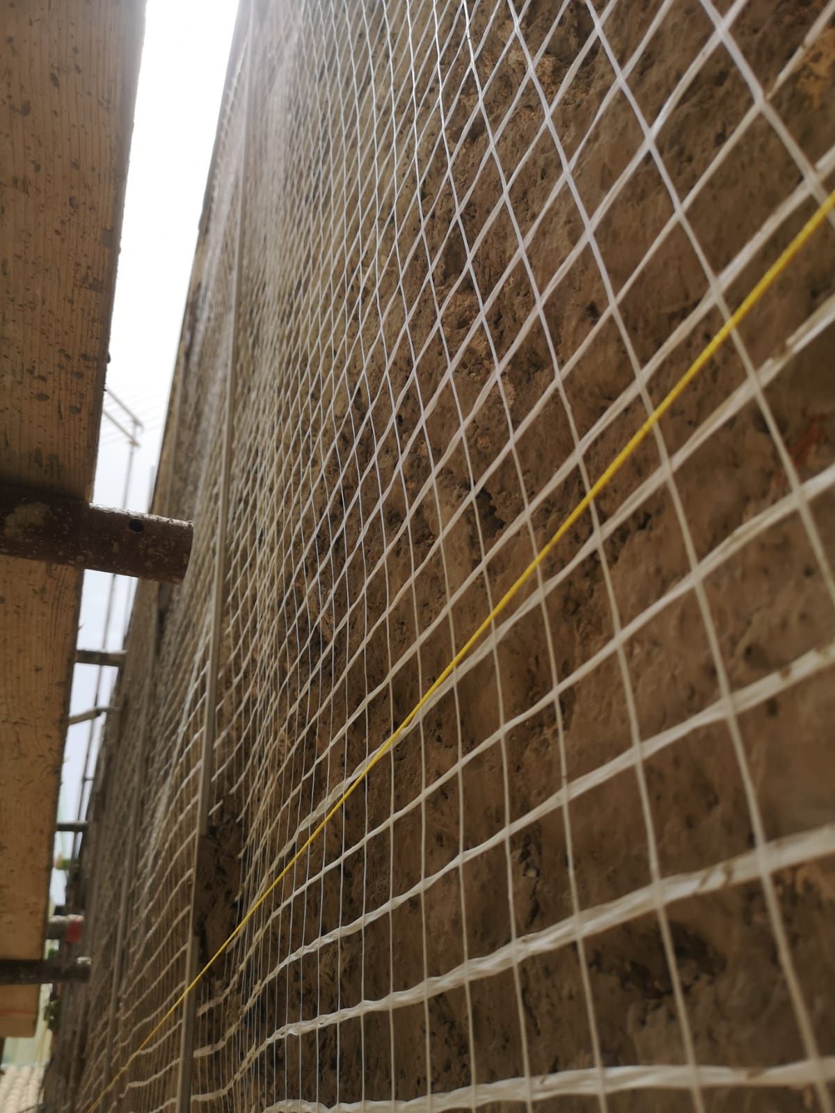 un primo piano di una rete bianca su un muro