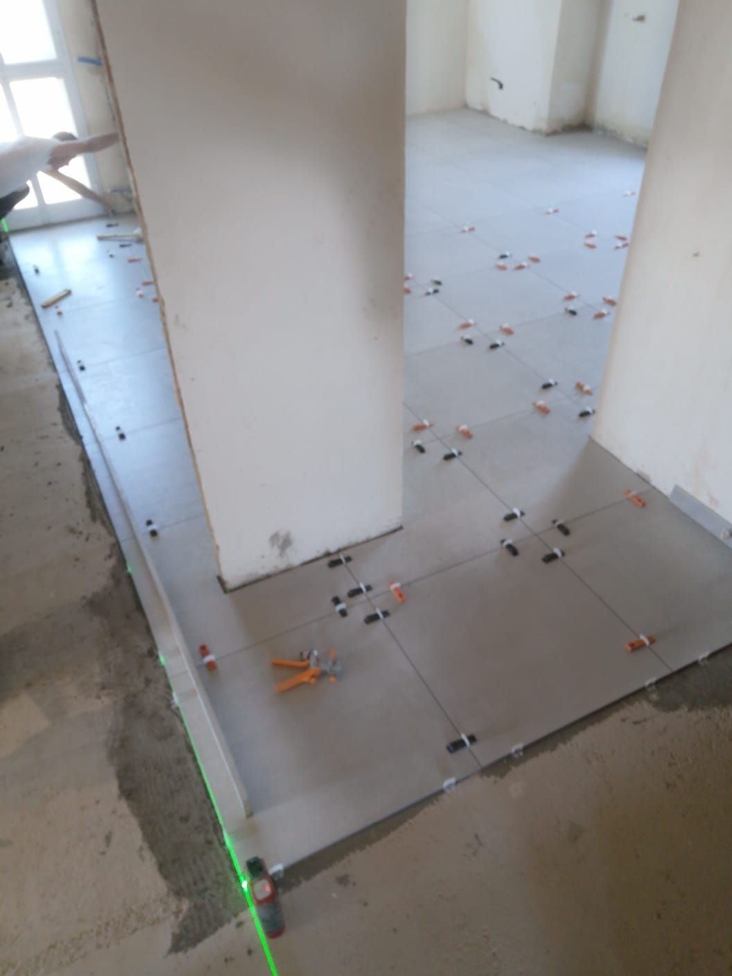 un laser verde è appeso al pavimento di un edificio in costruzione