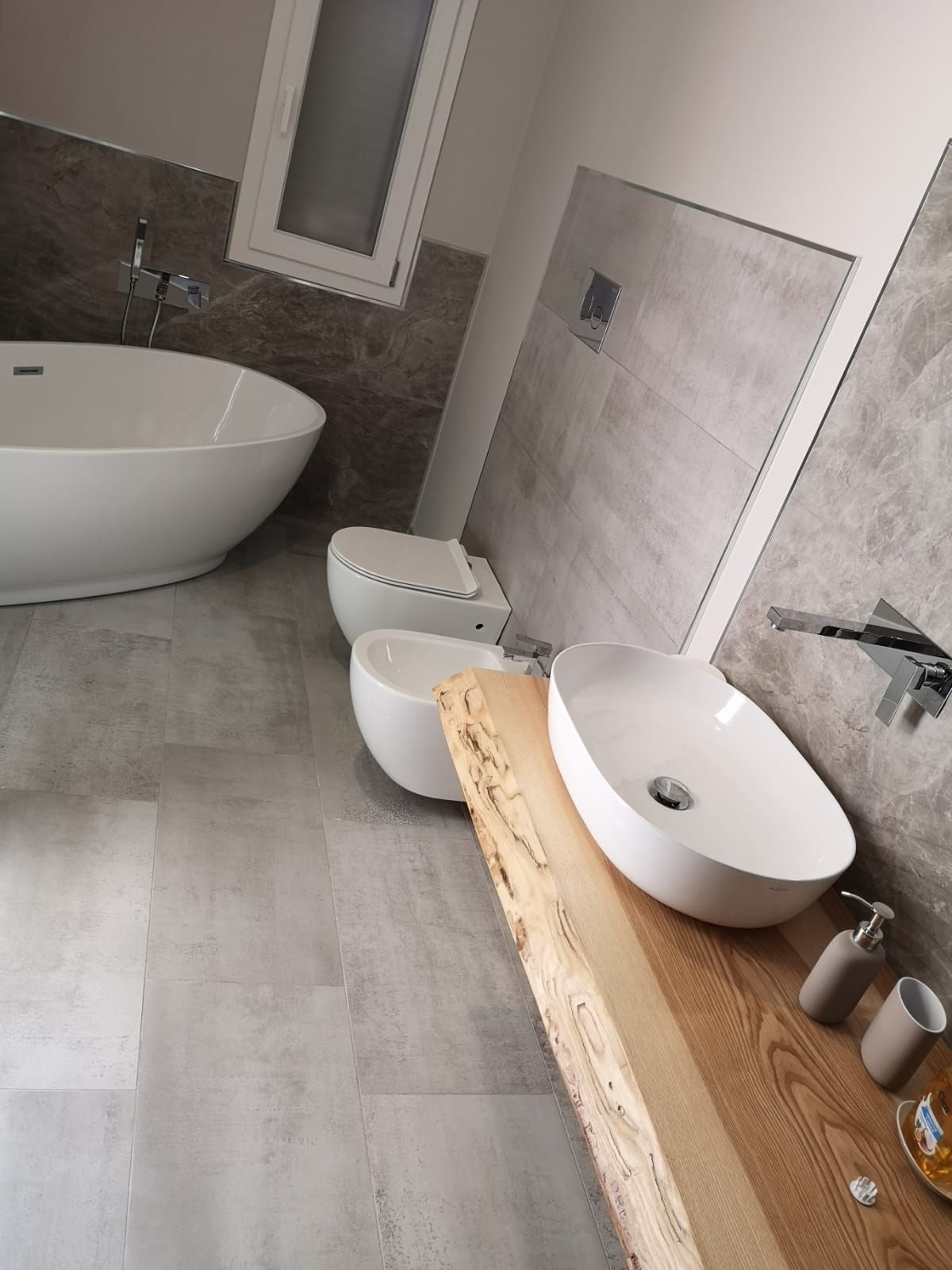 un bagno con un lavabo e una vasca