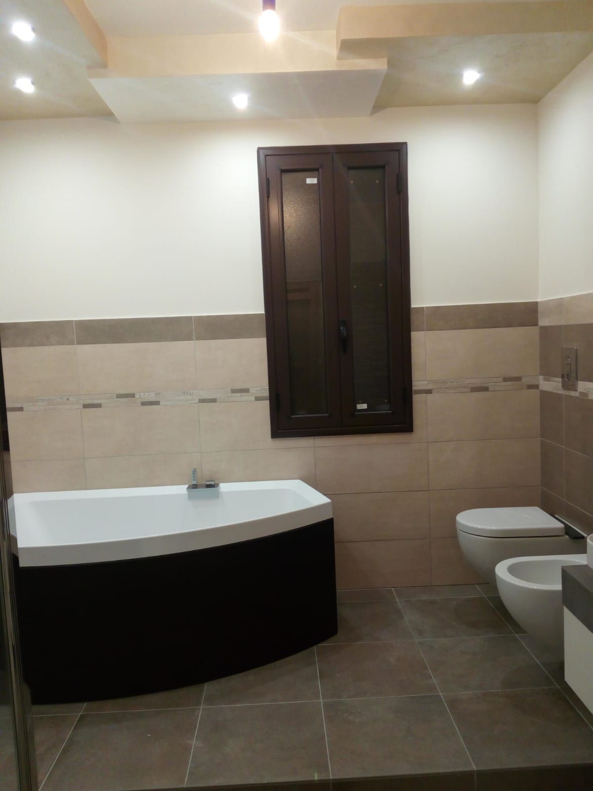 un bagno con vasca , wc e bidet