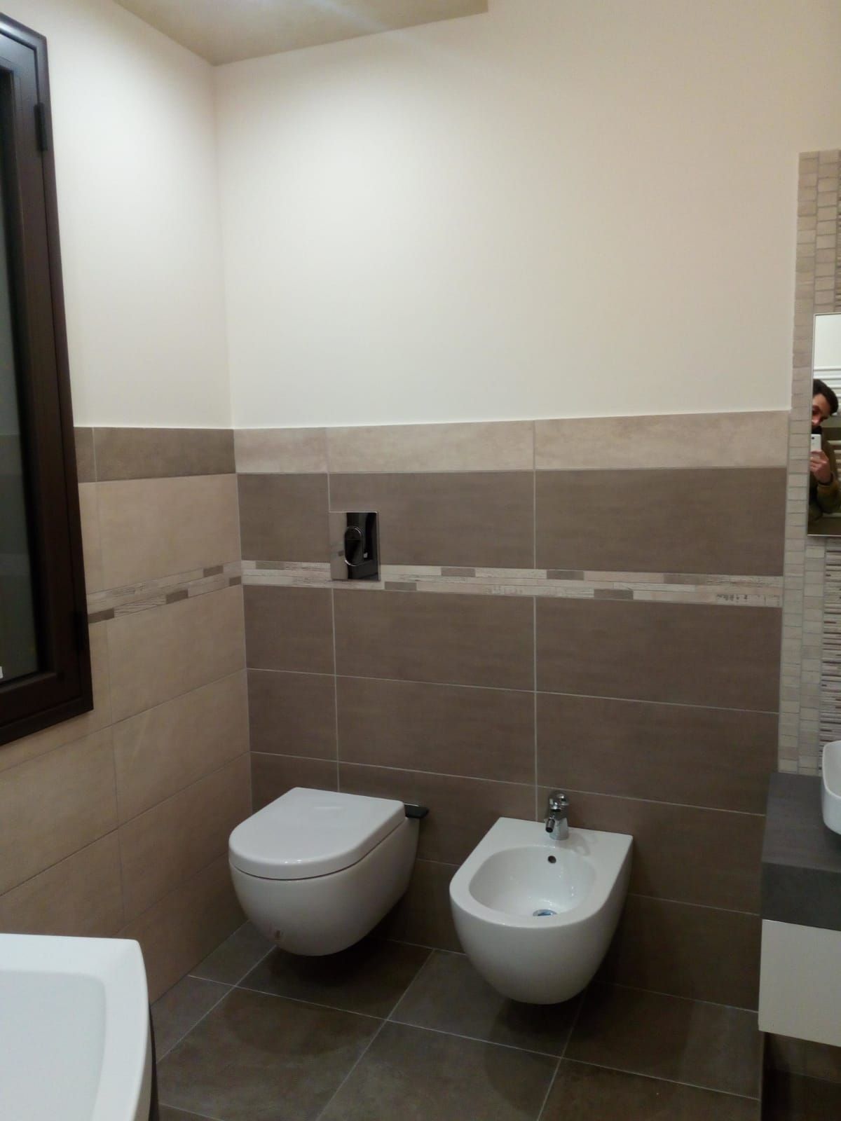 un bagno con due toilette e un bidet