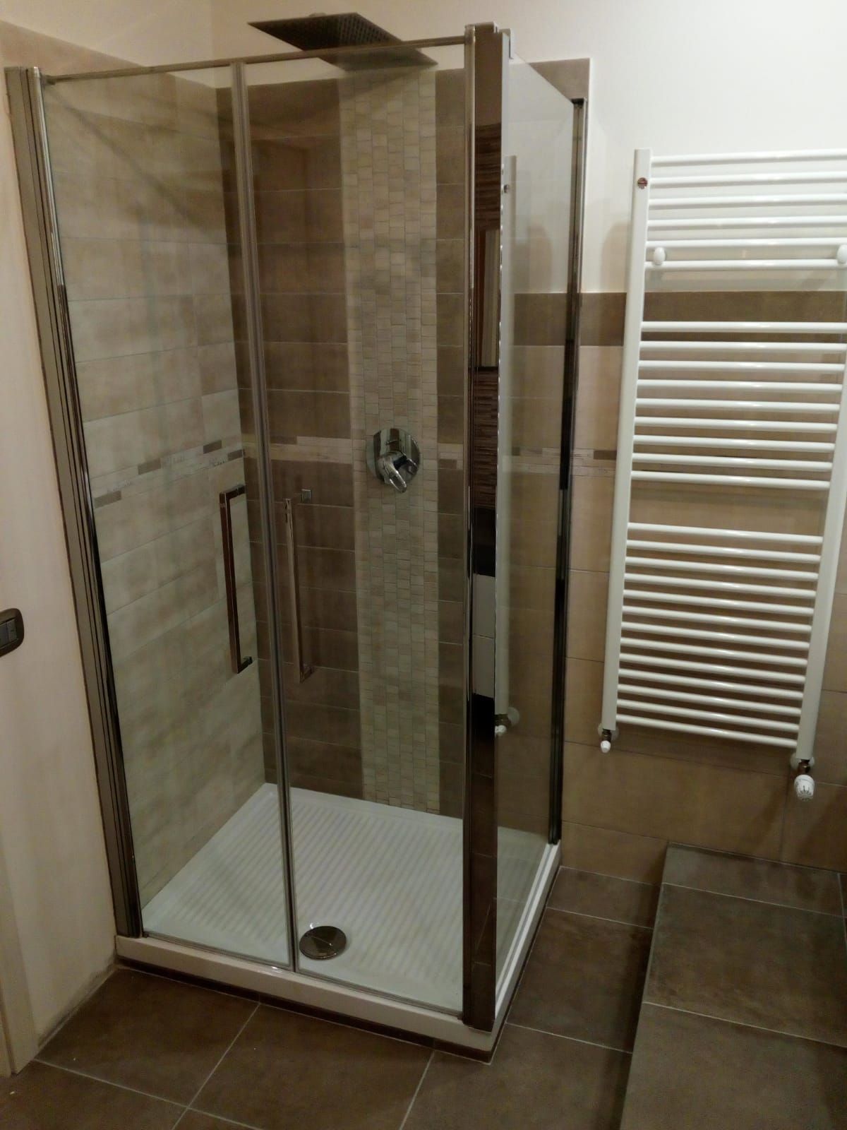 un bagno con doccia e asciugacapelli