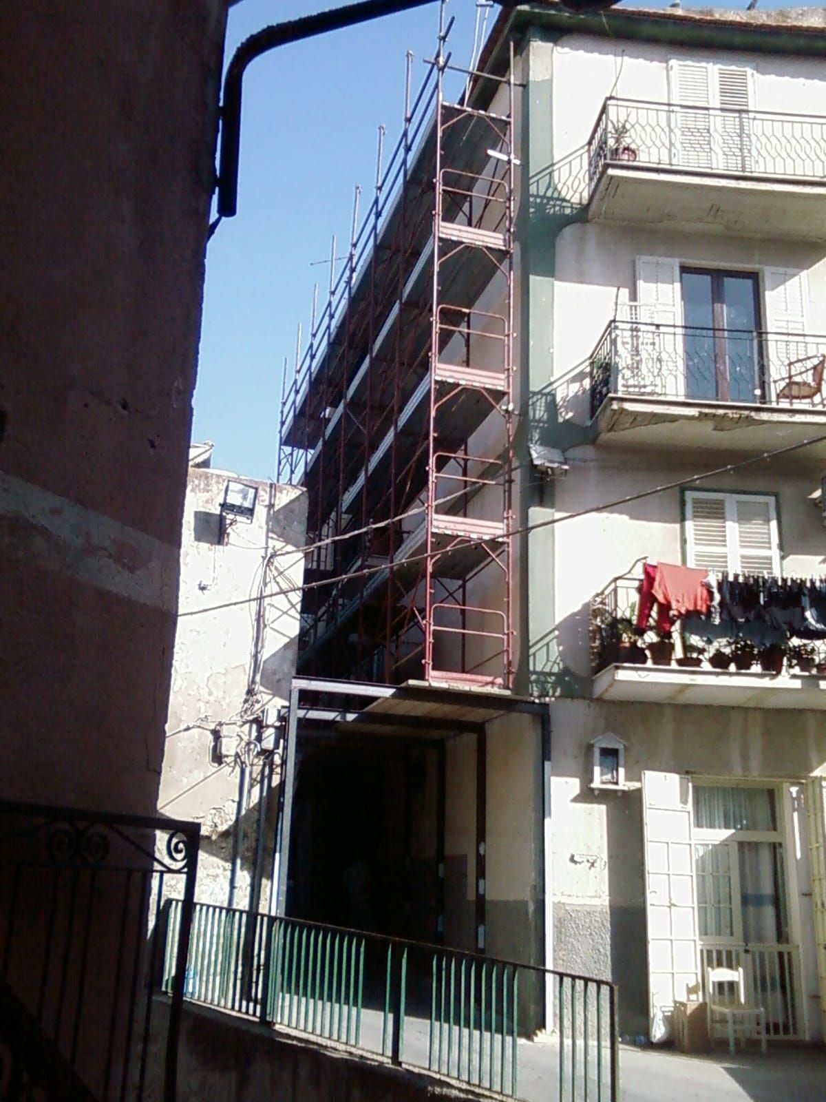 un edificio è in corso di ristrutturazione con impalcature e balconi