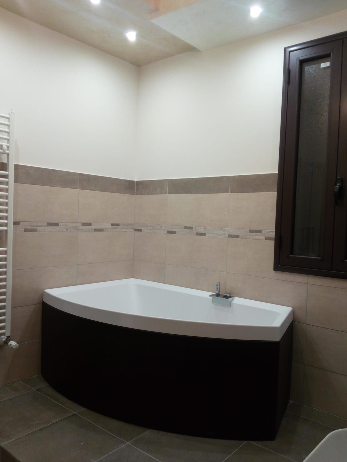 un bagno con una vasca e una finestra