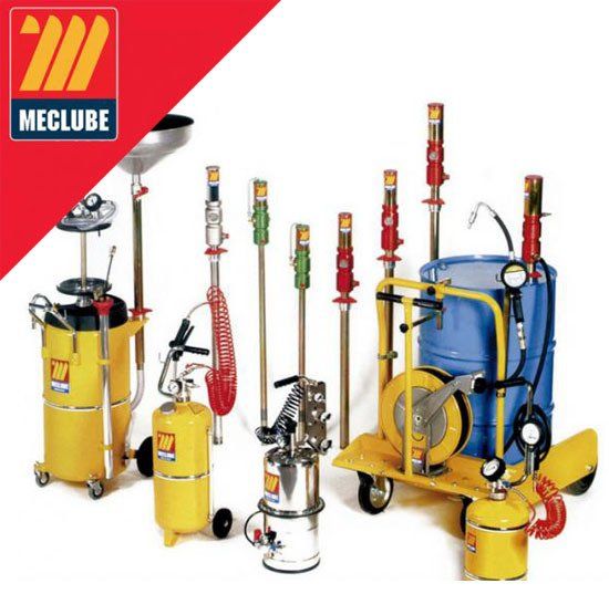 Varie attrezzature industriali gialle e blu per la lubrificazione e l'oliatura della Meclube.