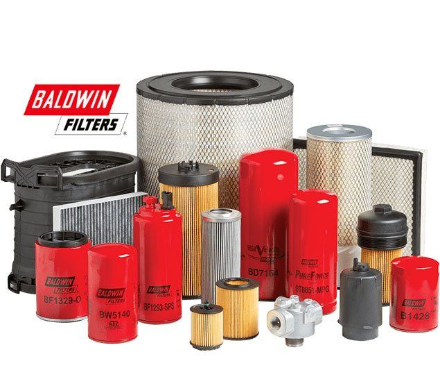 Assortimento di filtri Baldwin in varie forme e dimensioni, per lo più rossi e cilindrici, con il logo del marchio visibile.