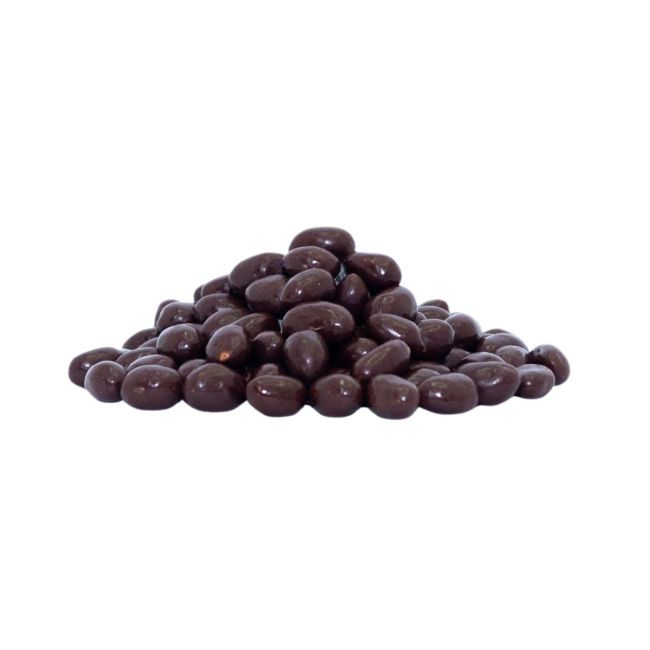 Pila de caramelos cubiertos de chocolate negro sobre un fondo blanco.