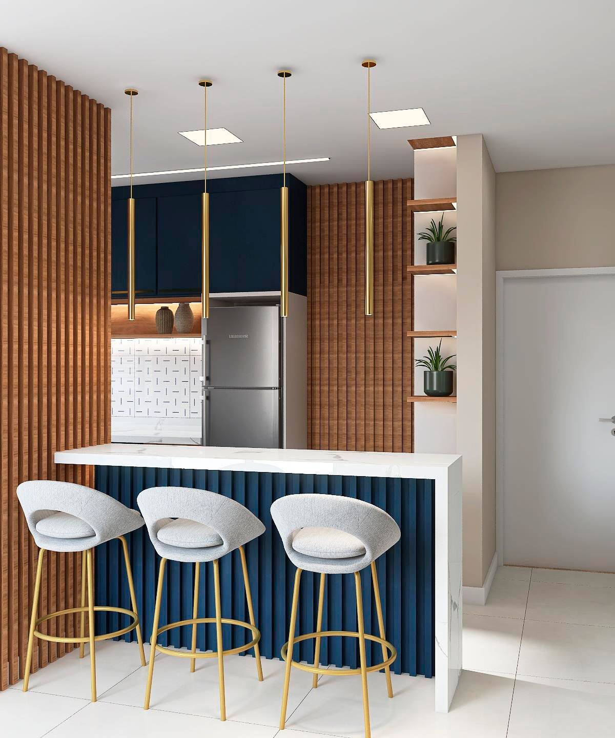 Uma cozinha com três bancos de bar e uma geladeira