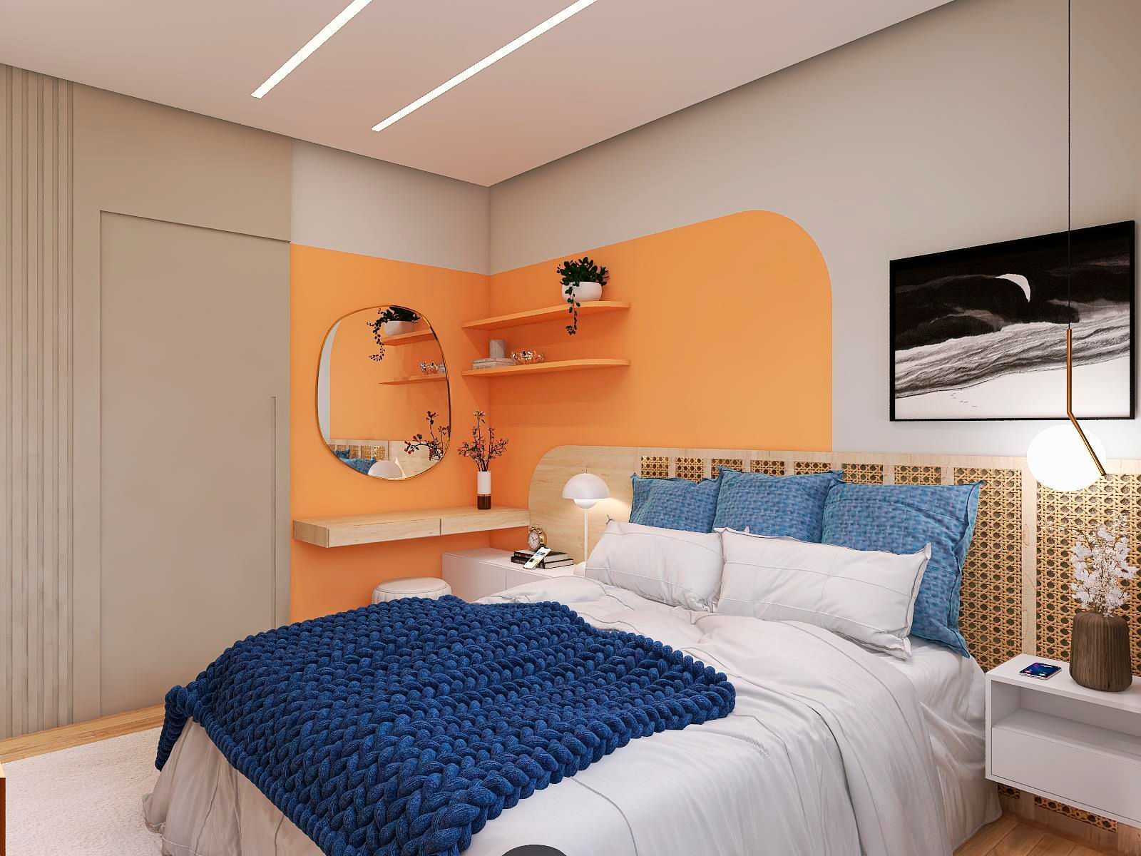 Um quarto com cama, mesa de cabeceira, espelho e paredes laranja.