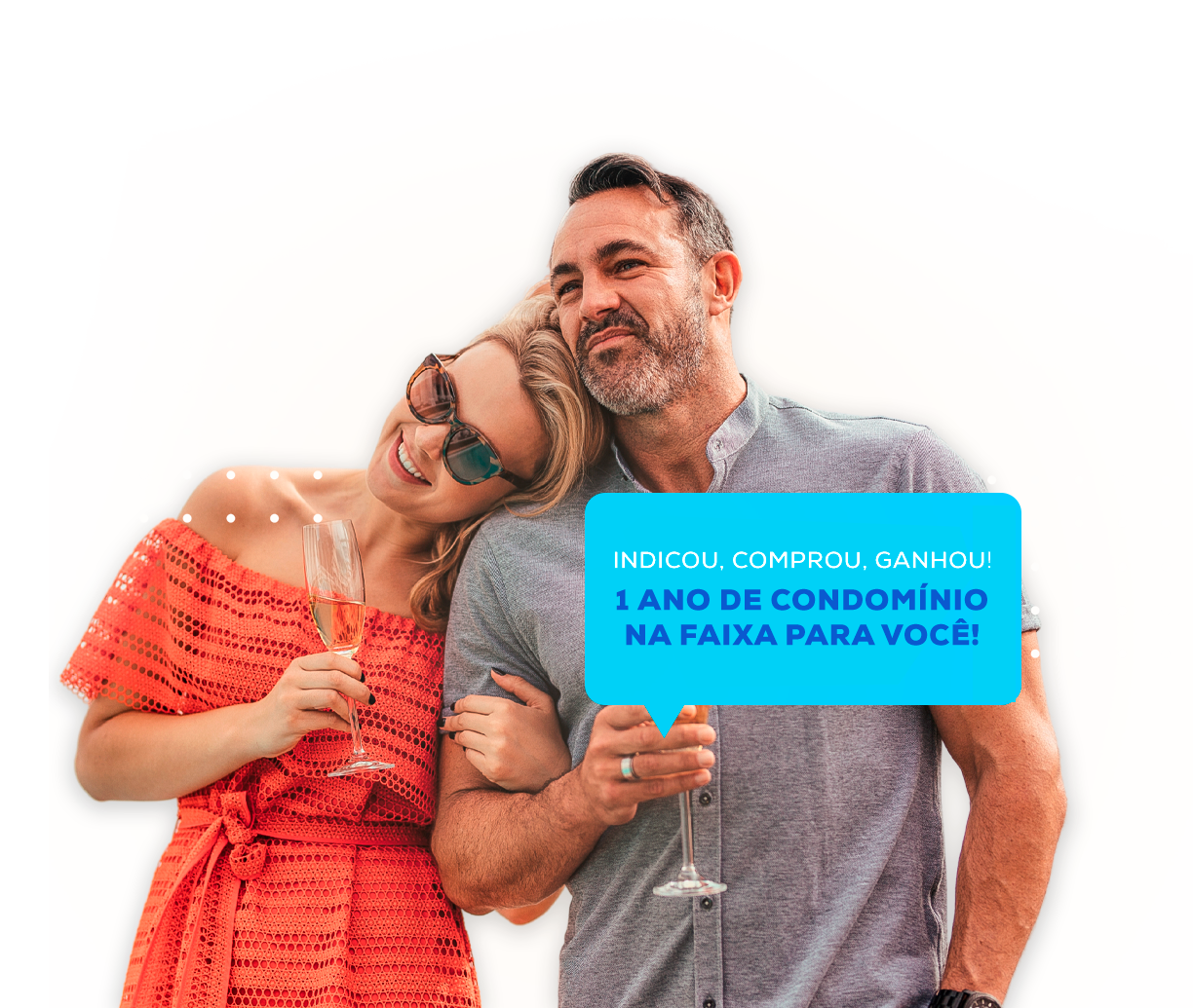 Um homem e uma mulher estão de pé, um ao lado do outro, segurando taças de vinho.