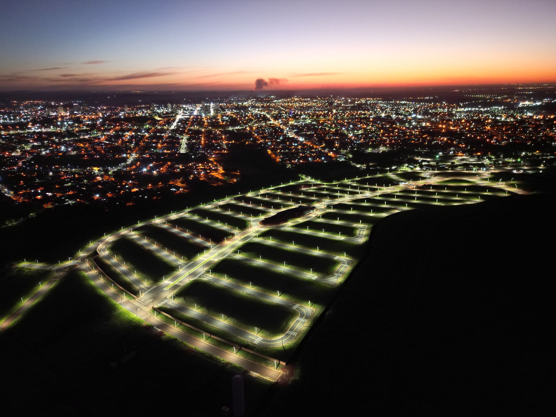Uma vista aérea de uma cidade à noite com muitas luzes