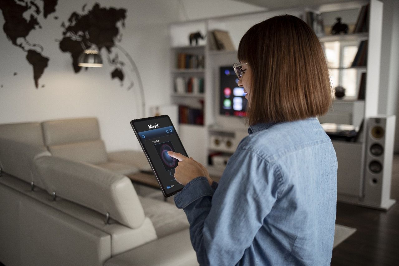 mulher com tablet na sala