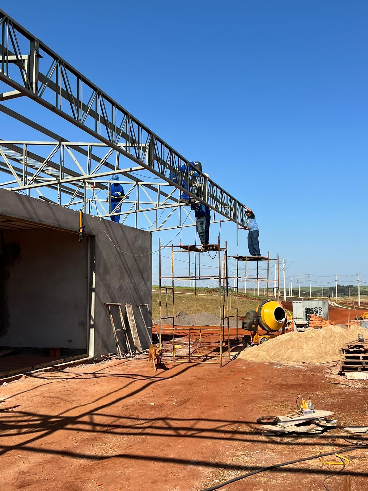 Um grupo de trabalhadores da construção civil está trabalhando em um prédio.