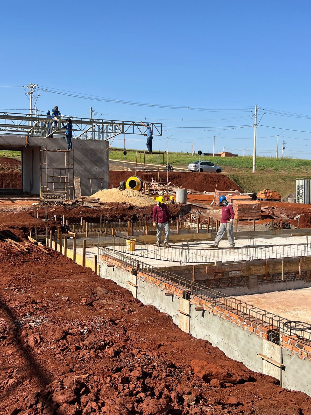 Um grupo de trabalhadores da construção civil está trabalhando em um canteiro de obras.