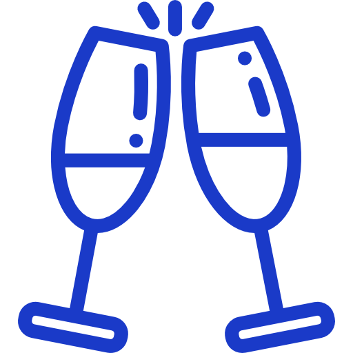 Duas taças de vinho estão brindando uma com a outra.