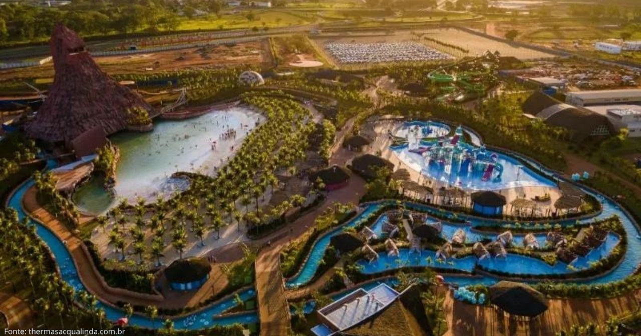 Uma vista aérea de um parque aquático com um rio passando por ele.