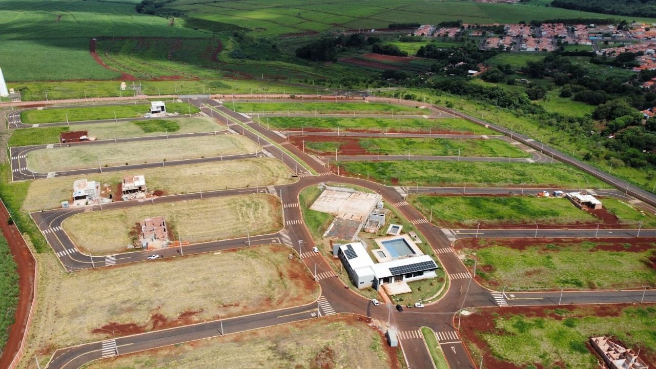 Uma vista aérea de uma área residencial com muita grama e estradas.