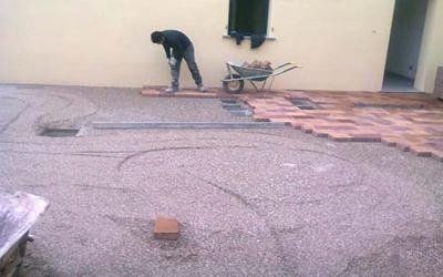 posa di piastrelle per pavimento esterno